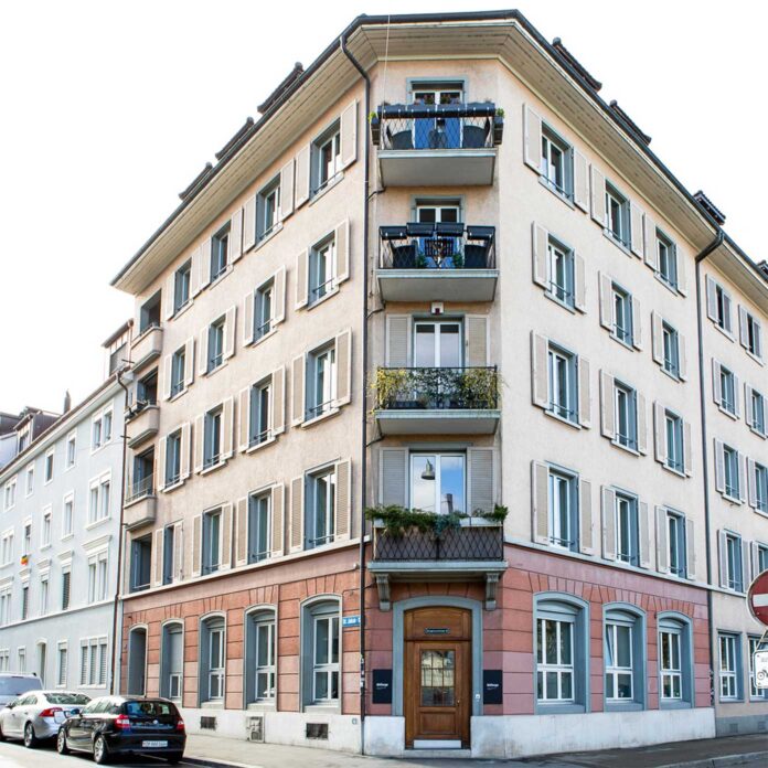 Eingang des Bitforge-Büros im Kreis 4 in Zürich, fotografiert von der gegenüberliegenden Strassenseite.